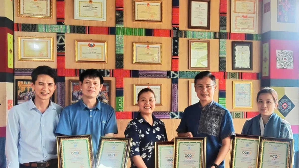 Công ty trách nhiệm hữu hạn Sản xuất và Thương mại Dịch vụ Thổ cẩm Việt Nam có 6 sản phẩm thổ cẩm được công nhận đạt chuẩn OCOP 3 sao.