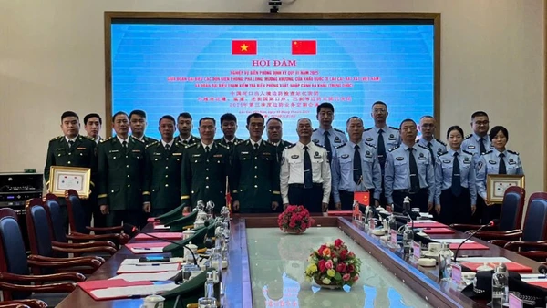 Các thành viên đoàn đại biểu hai bên chụp ảnh lưu niệm cùng với sứ giả hữu nghị quý III/2025.