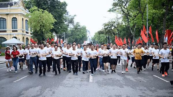 Các vận động viên tham gia giải chạy.
