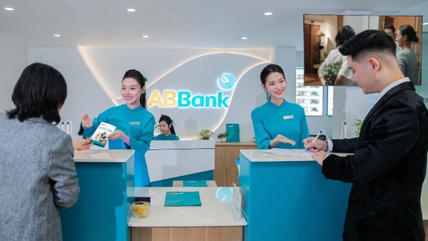 Khách hàng giao dịch tại chi nhánh ngân hàng ABBank.