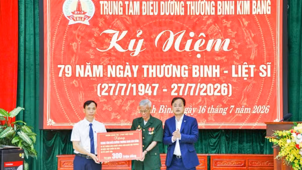 Đồng chí Tô Huy Vũ, Bí thư Đảng ủy, Chủ tịch Hội đồng thành viên Agribank trao quà tới Trung tâm Điều dưỡng thương binh Kim Bảng.
