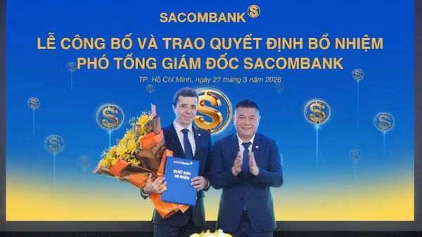 Ông Nguyễn Đức Thụy - Tổng Giám đốc Sacombank (bên phải) tặng hoa chúc mừng ông Loic Faussier nhận nhiệm vụ tại Sacombank.