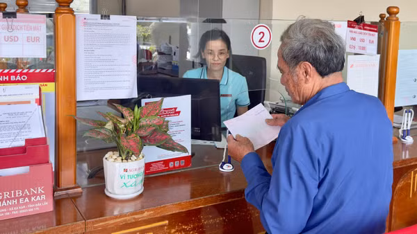 Giao dịch khách hàng tại Agribank chi nhánh Ea Kar.