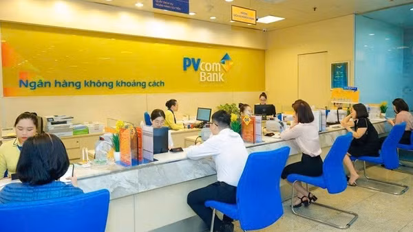 Giao dịch khách hàng tại chi nhánh ngân hàng PVcomBank.