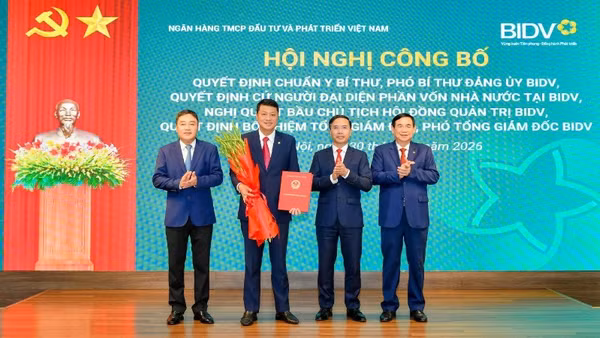 Các đồng chí: Phạm Đức Ấn, Đinh Hữu Thành và Phan Đức Tú trao Quyết định và chúc mừng đồng chí Lê Ngọc Lâm nhận nhiệm vụ mới.