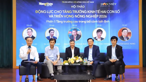 Các diễn giả trao đổi tại hội thảo.