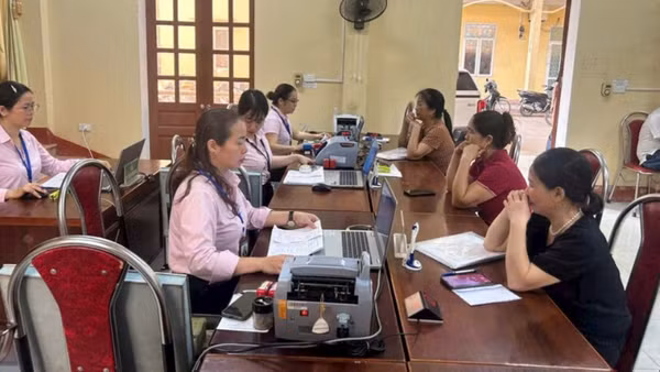 Người dân giao dịch tại điểm giao dịch của Ngân hàng Chính sách xã hội.