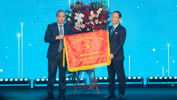 Đại diện Ngân hàng Nhà nước trao "Cờ thi đua của Ngân hàng Nhà nước" cho ABBank, ghi nhận những thành tích tiêu biểu trong phong trào thi đua của ngành ngân hàng.