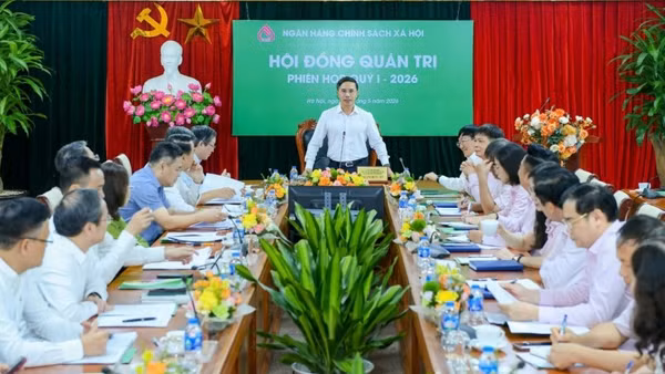 Thống đốc Ngân hàng Nhà nước Việt Nam - Chủ tịch Hội đồng Quản trị Ngân hàng Chính sách xã hội Phạm Đức Ấn phát biểu tại Phiên họp.