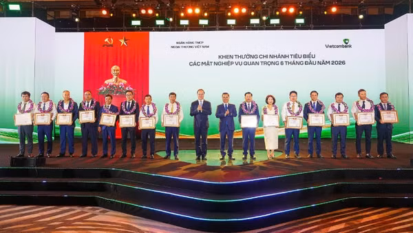 Trao tặng giấy khen và hoa chúc mừng cho 15 chi nhánh tiêu biểu trong hoạt động kinh doanh 6 tháng đầu năm 2026.