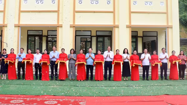 Cắt băng khánh thành công trình trường Tiểu học Vĩnh Quang, xã Lý Bôn, tỉnh Cao Bằng được xây dựng từ nguồn tài trợ của Agribank. (Ảnh: TÔ KHÁNH)