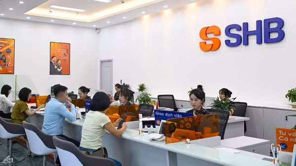 Giao dịch khách hàng tại chi nhánh ngân hàng SHB.