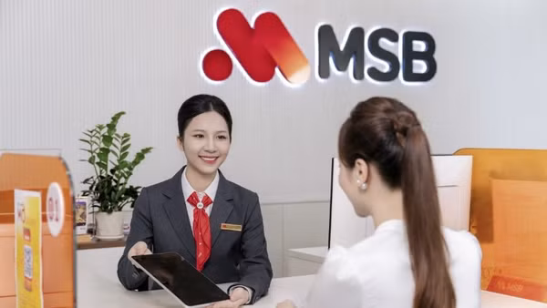 Giáo dịch khách hàng tại chi nhánh ngân hàng MSB.
