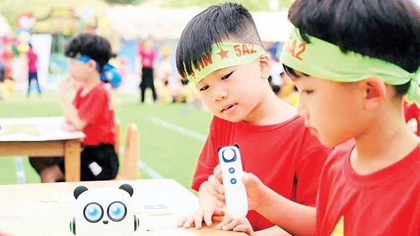 Học sinh Trường mầm non Thanh Bình trải nghiệm lập trình robotic và thực tế ảo AR/VR.