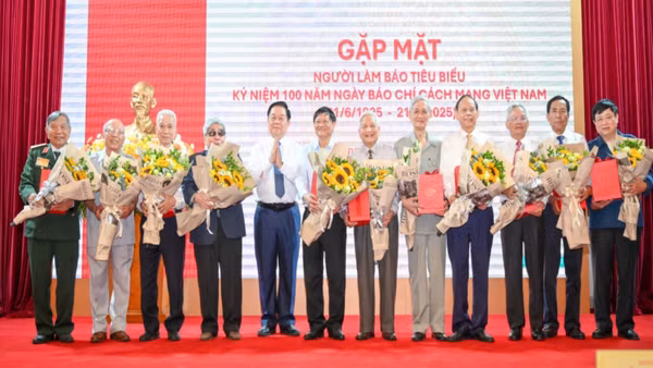 Đồng chí Nguyễn Trọng Nghĩa, Ủy viên Bộ Chính trị, Bí thư Trung ương Đảng, Trưởng ban Tuyên giáo và Dân vận Trung ương trao quà tri ân cho các nhà báo tiêu biểu.