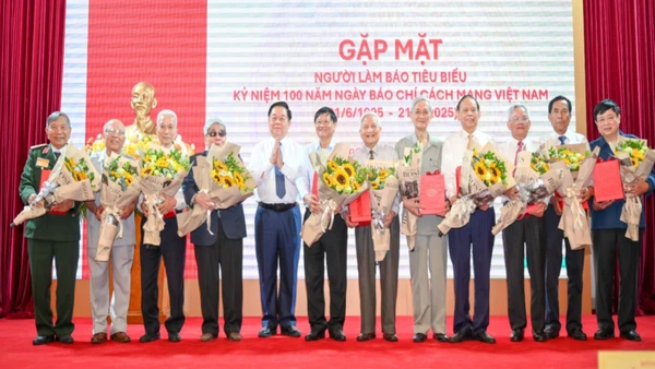 Đồng chí Nguyễn Trọng Nghĩa, Ủy viên Bộ Chính trị, Bí thư Trung ương Đảng, Trưởng ban Tuyên giáo và Dân vận Trung ương trao quà tri ân cho các nhà báo tiêu biểu.