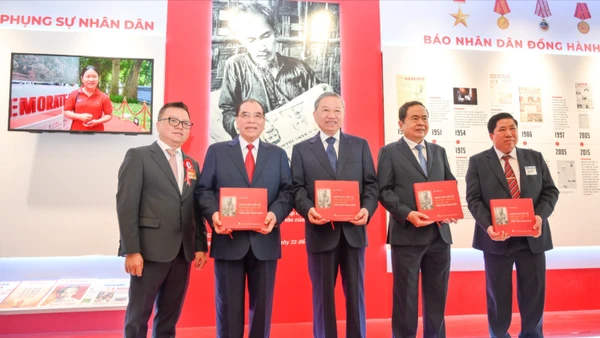 Tổng Bí thư Tô Lâm, các đồng chí lãnh đạo Đảng, Nhà nước và các đại biểu nhận cuốn sách " Những bài viết về văn hóa, báo chí của Bác Hồ trên Báo Nhân Dân" tại gian trưng bày của Báo Nhân Dân. 