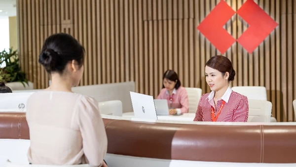 Giao dịch khách hàng tại chi nhánh ngân hàng Techcombank.
