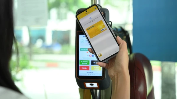 Thanh toán không tiếp xúc bằng thẻ ATM nội địa tại xe buýt Thành phố Hồ CHí Minh.