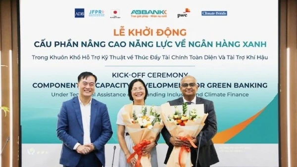Đại diện ABBANK tặng hoa cho ông Shantanu Chakraborty - Giám đốc quốc gia của ADB tại Việt Nam và bà Đinh Thị Quỳnh Vân - Chủ tịch Công ty TNHH PwC Việt Nam.