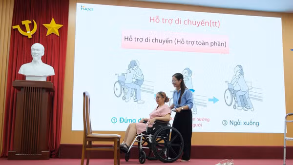 Chăm sóc người cao tuổi đòi hỏi nhiều kỹ năng chuyên nghiệp. Nguồn: Dự án GRACE