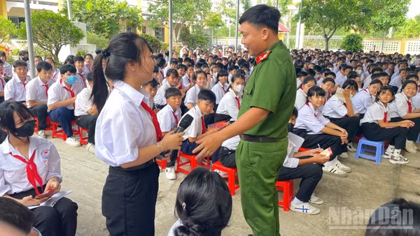 Tuyên truyền giáo dục pháp luật cho học sinh tại tỉnh Đồng Tháp.