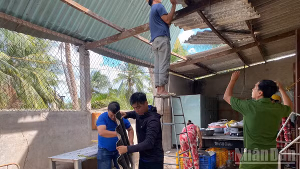 Các lực lượng tập trung khắc phục thiệt hại do lốc xoáy, gió giật mạnh gây ra ở xã Long Bình sáng 25/6.
