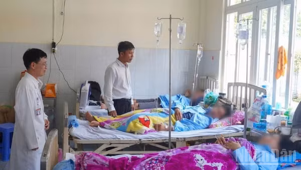 Bí thư Đảng ủy, Chủ tịch Hội đồng nhân dân phường Đạo Thạnh Trịnh Văn Lợi thăm các trường hợp đang điều trị tại bệnh viện.