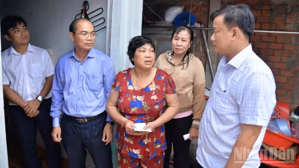 Lãnh đạo tỉnh Đồng Tháp cùng địa phương thăm hỏi, động viên và tặng quà cho gia đình bị thiệt hại do thiên tai gây ra.