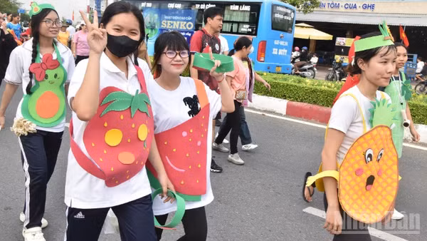 Thanh niên mang trang phục các loại trái cây chạy bộ đồng hành cùng lễ hội.