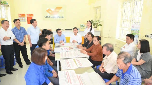 Đoàn công tác Báo Nhân Dân và Tổng công ty Bưu điện Việt Nam làm việc với cán bộ và nhân dân tại Bưu điện Văn hóa xã Hồng Nam, tỉnh Hưng Yên.