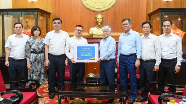 Tổng Biên tập Báo Nhân Dân Lê Quốc Minh trao số tiền quyên góp từ các cán bộ, phóng viên, nhân viên của báo ủng hộ đồng bào khắc phục hậu quả bão, lũ.