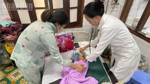 Các bác sĩ Bệnh viện Sản Nhi tỉnh Đắk Lắk, phường Tuy Hòa chăm sóc sức khỏe cho nhân dân trong những ngày lũ lịch sử vừa qua.