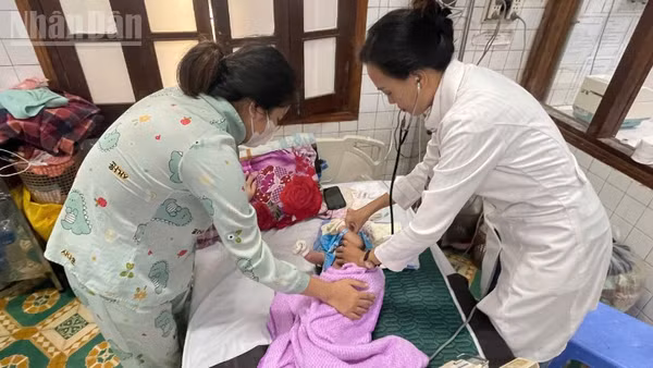 Các bác sĩ Bệnh viện Sản Nhi tỉnh Đắk Lắk, phường Tuy Hòa chăm sóc sức khỏe cho nhân dân trong những ngày lũ lịch sử vừa qua.