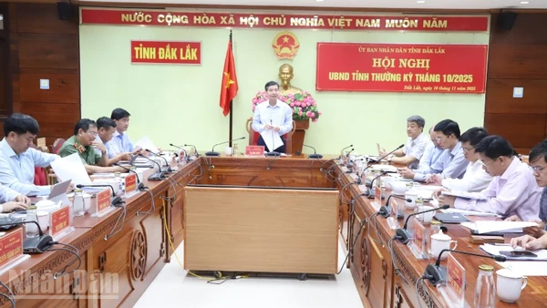 Chủ tịch Ủy ban nhân dân tỉnh Đắk Lắk Tạ Anh Tuấn đánh giá về những thiệt hại do cơn bão số 13 gây ra trên địa bàn tỉnh tại phiên họp thường kỳ tháng 10/2025 của Ủy ban nhân dân tỉnh.