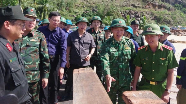 Phó Thủ tướng Chính phủ Trần Hồng Hà đã đến kiểm tra tình hình và chỉ đạo công tác khắc phục hậu quả sau bão số 13 tại thôn 2, xã Xuân Lộc, tỉnh Đắk Lắk.