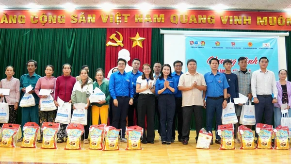 Trung ương Đoàn, Thành đoàn Thành phố Hồ Chí Minh, Tỉnh đoàn Đắk Lắk và Câu lạc bộ Công tác xã hội Chuyến xe yêu thương trao quà tặng người dân bị ảnh hưởng do bão số 13 gây ra tại xã Xuân Cảnh, tỉnh Đắk Lắk.