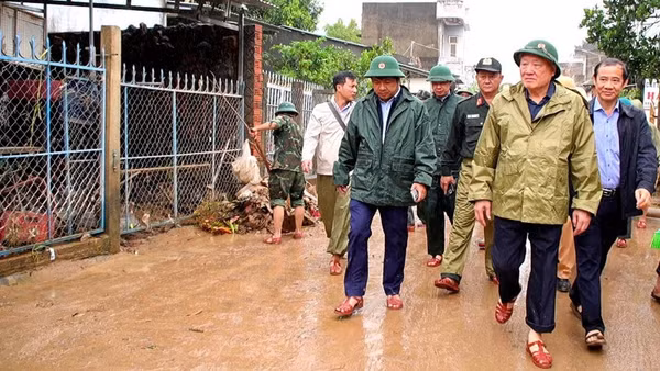 Phó Thủ tướng Thường trực Chính phủ Nguyễn Hòa Bình kiểm tra tình hình mưa lũ trên địa bàn xã Tuy An Tây. 