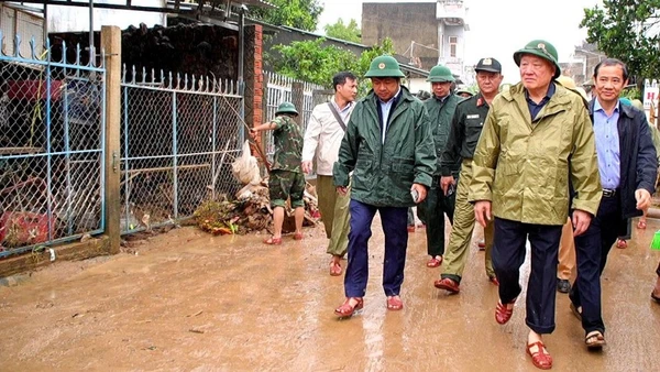 Phó Thủ tướng Thường trực Chính phủ Nguyễn Hòa Bình kiểm tra tình hình mưa lũ trên địa bàn xã Tuy An Tây. 