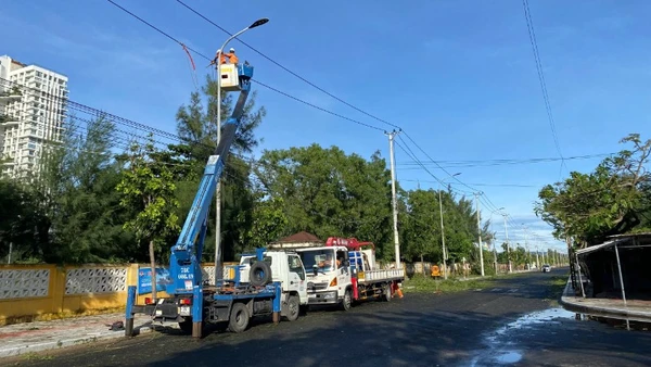 Các đơn vị thuộc Công ty Điện lực tỉnh Đắk Lắk đang triển khai khắc phục sự cố mất điện trên địa bàn phường Tuy Hòa.