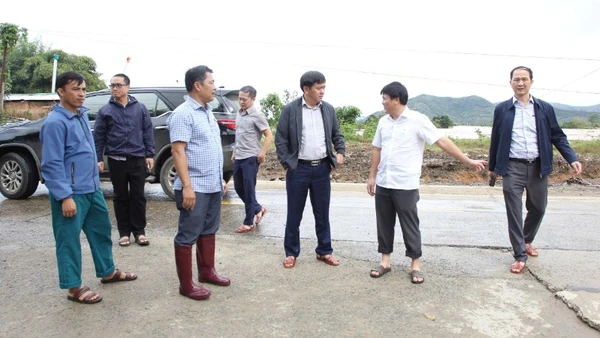 Giám đốc Sở Nông nghiệp và Môi trường tỉnh Đắk Lắk Nguyễn Minh Huấn (người đứng thứ 3 từ phải sang) và Đoàn công tác của Sở đã trực tiếp đi kiểm tra chỉ đạo công tác ứng phó với mưa lũ tại hai xã Yang Mao và xã Cư Pui bị ngập lụt nặng. 