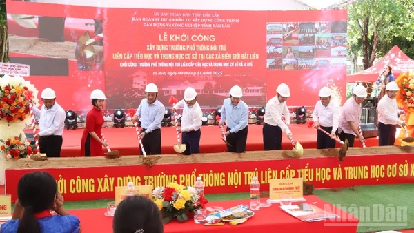 Phó Thủ tướng Mai Văn Chính và các đại biểu động thổ khởi công Trường phổ thông nội trú liên cấp tiểu học và trung học cơ sở Ia Rvê.