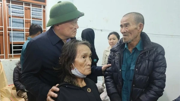 Phó Thủ tướng Thường trực Nguyễn Hòa Bình thăm hỏi, động viên nhân dân trên địa bàn phường Đông Hòa, tỉnh Đắk Lắk. 