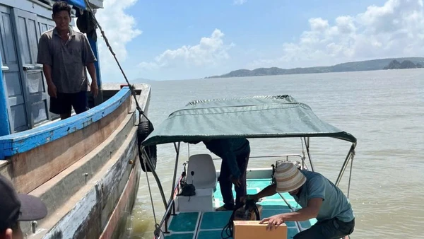 Tàu cá của ngư dân gặp sự cố được hỗ trợ và cứu kịp thời.