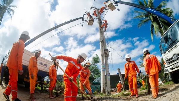 Công nhân Công ty Điện lực Đắk Lắk nỗ lực khắc phục sự cố điện sau cơn bão số 13.