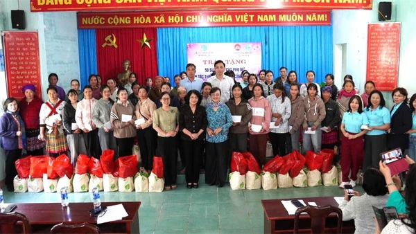 Nguyên Phó Chủ tịch nước Đặng Thị Ngọc Thịnh (người mặc áo đen đứng giữa hàng đầu) và đoàn nguyên cán bộ lãnh đạo nữ Thành phố Hồ Chí Minh tặng quà cho các gia đình phụ nữ dân tộc thiểu số có hoàn cảnh khó khăn ở xã Krông Á.