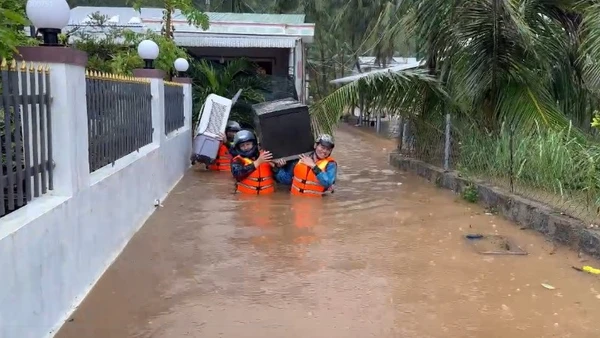 Lực lượng vũ trang tỉnh Đắk Lắk giúp nhân dân vùng lũ di chuyển tài sản đến nơi an toàn.
