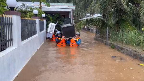 Lực lượng vũ trang tỉnh Đắk Lắk giúp nhân dân vùng lũ di chuyển tài sản đến nơi an toàn.