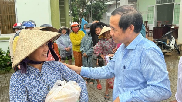 Phó Bí thư Đảng ủy Mặt trận Tổ quốc, các đoàn thể Trung ương Nguyễn Thái Học thăm hỏi người dân vùng lũ xã Tuy An Đông, tỉnh Đắk Lắk. (Ảnh: TƯỜNG QUÂN)