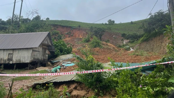 Hiện trường vụ sạt lở quả đồi gây sập nhà dân tại buôn Tơng Rang A, xã Yang Mao, nhưng rất may người dân kịp thoát ra ngoài nên không gây thiệt hại về người. 